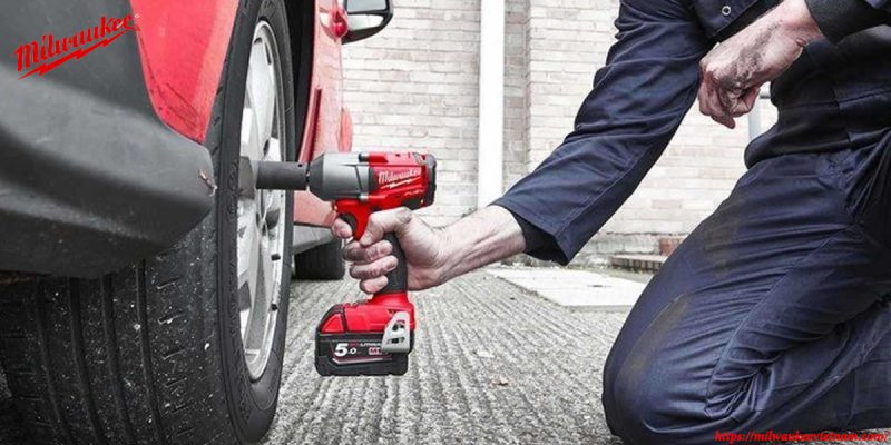 Hình ảnh thi công cùng máy siết bu lông Milwaukee M18 FMTIW12 502X trong ngành công nghiệp ô tô