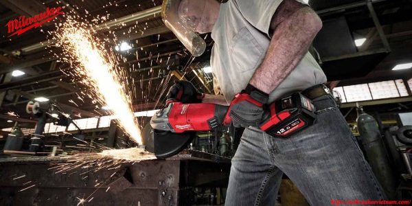 Hình ảnh thi công máy mài góc Milwaukee M18 FLAG230XPDB trong thực tế