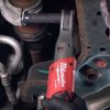 Máy siết bu long góc 3/8 Milwaukee M12 FIR38 tiện dụng trong các công việc trên cao